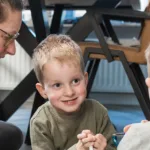 Foto van een jong gezin met vader, moeder en 2 jongetjes